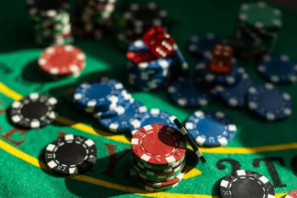 aston77 Round-led table rhythm
